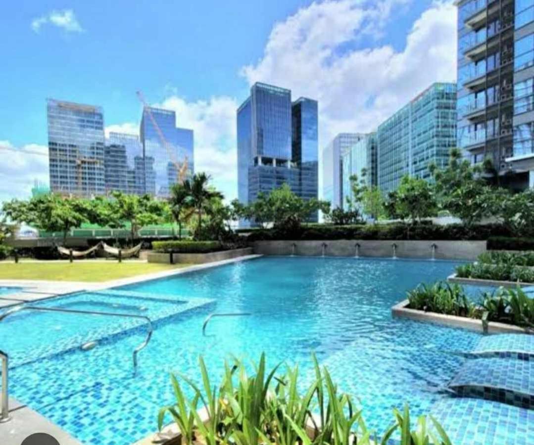 Uptown Parksuites Bgc *
